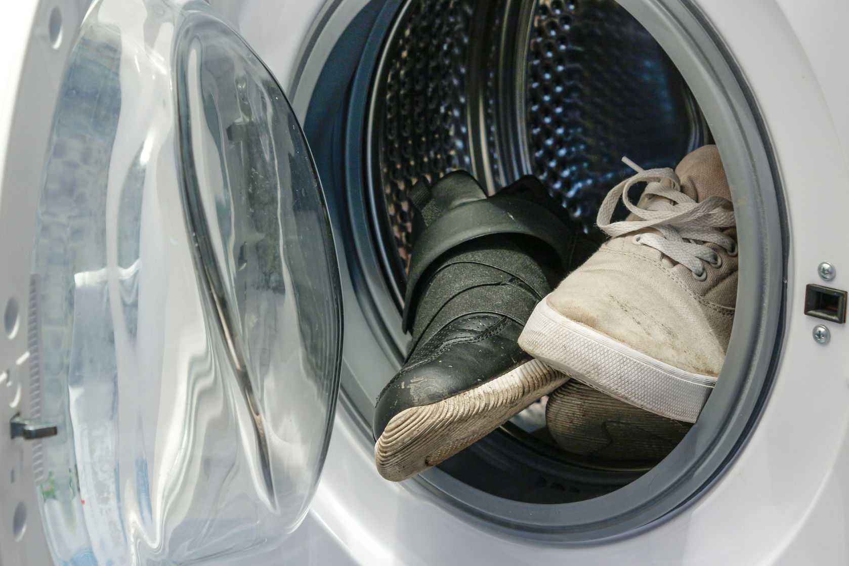 Хоть бы не испортить: как и на каком режиме стирать обувь в машинке?