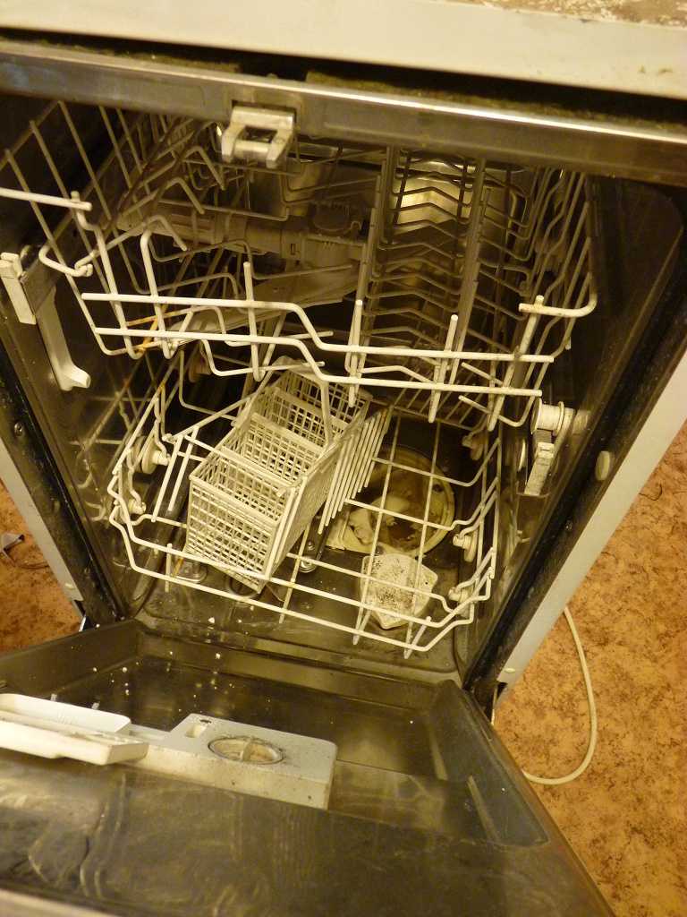 Посудомоечная машина не сливает воду: причины и их устранение