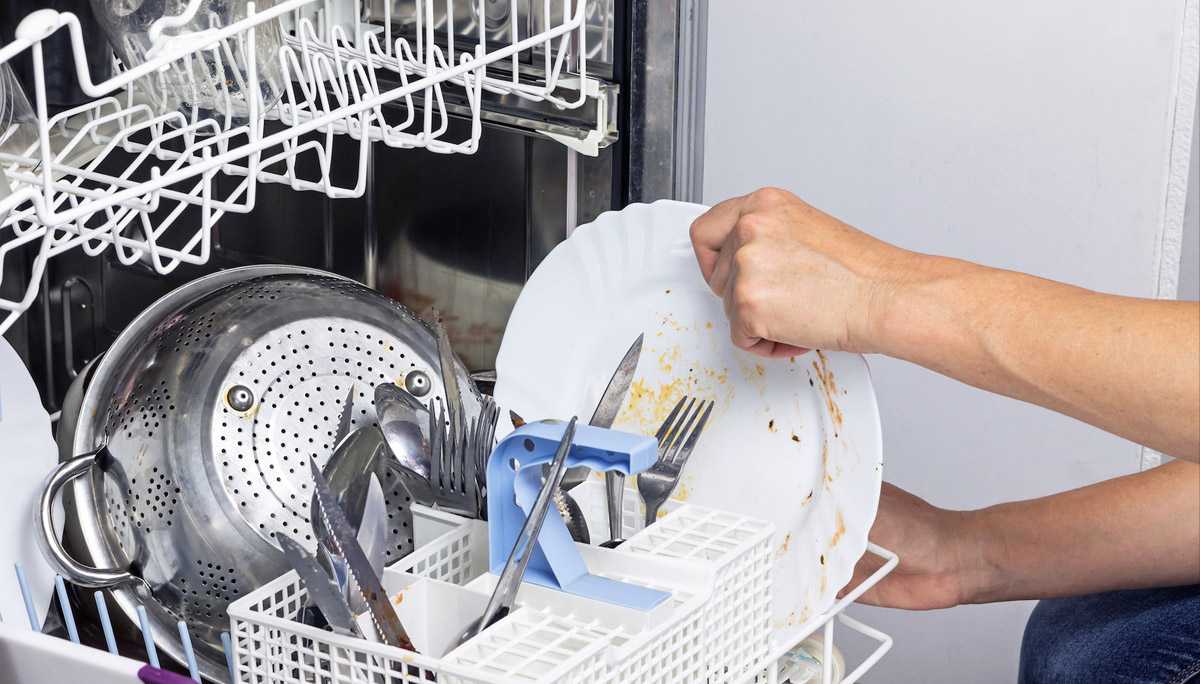 В посудомойке остается пена на дне или пошла из нее: причины, что делать