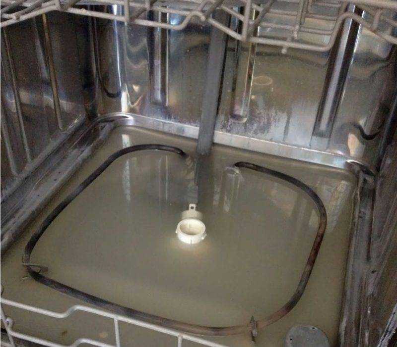 В новой посудомоечной машине появляется вода — что делать