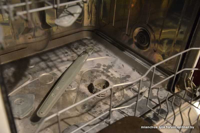 Причины того, что остаётся налёт на посуде после посудомоечной машины Почему появляется белый налёт Самостоятельное решение проблемы: как убрать подтёки на посуде