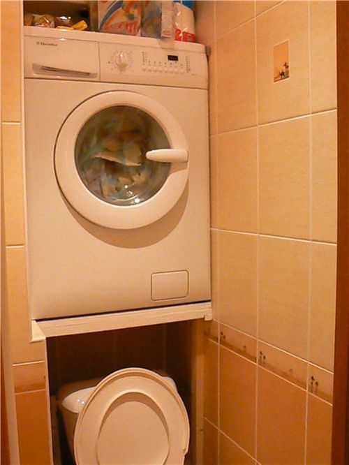 В чём преимущество стиральной машины установленной над унитазом?