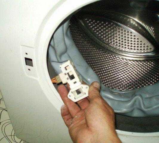 Не крутится барабан в стиральной машине индезит: причины, почему машинка набирает воду, но не стирает, как устранить поломку, что делать для профилактики?