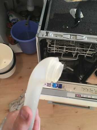 Почему посудомоечная машина не сливает воду: причины и поломки