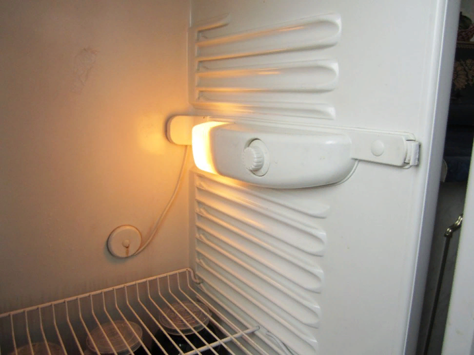 Не горит лампочка в холодильнике: почему, индезит, причина, свет, перегорела, работает, что делать, внутри