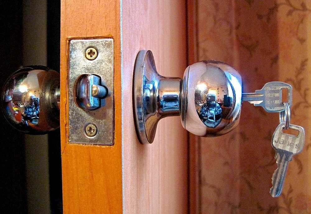 Что делать, если кто-то пытается открыть дверь: основные правила поведения