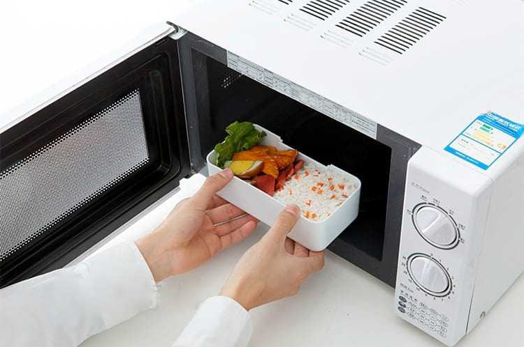 Почему в микроволновку нельзя ставить металлическую посуду