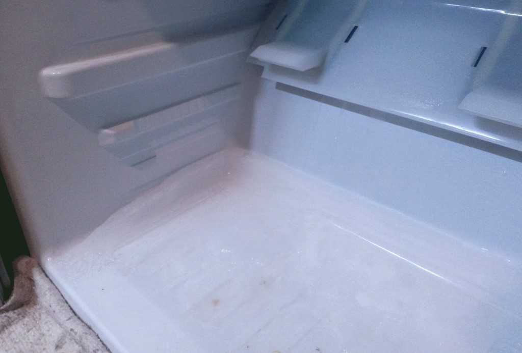 Диагностика причин, почему течет холодильник, и способы устранения неполадок
