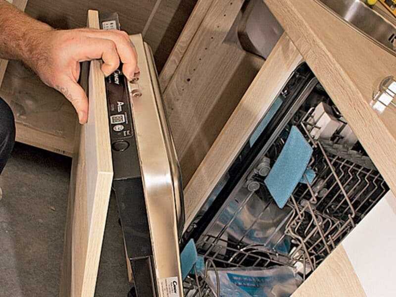 Не фиксируется дверь посудомоечной машины в открытом положении