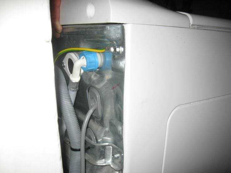 Посудомоечная машина бьет током: что делать