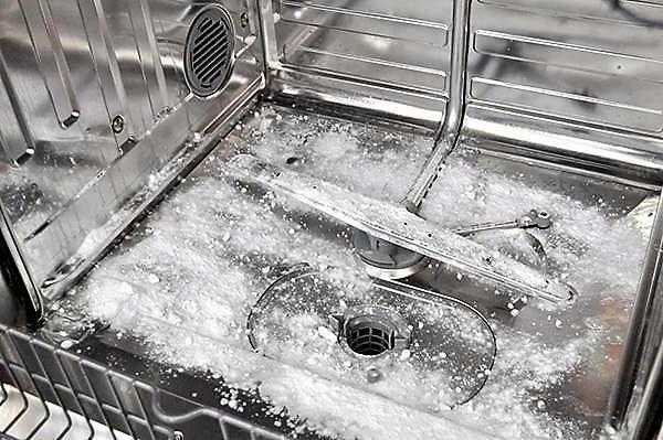 20 причин, почему течёт посудомоечная машина и как устранить протечку
