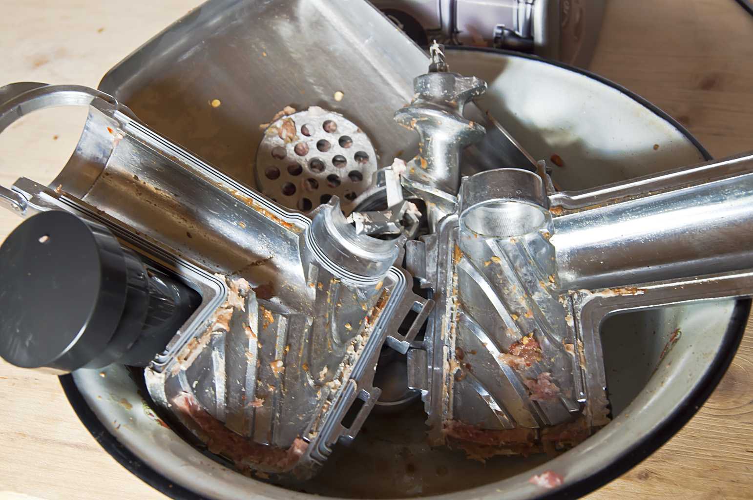 Как отчистить мясорубку после мытья в посудомойке. можно ли мыть мясорубку в посудомоечной машине, как вернуть ей блеск