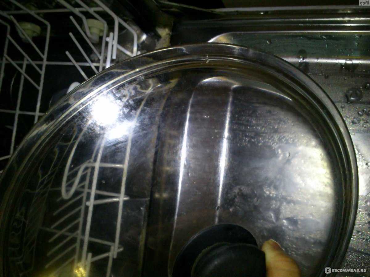 После мытья в посудомоечной машине на посуде белый налет: почему, причины, мясорубка покрылась темным, оставляет, мутная