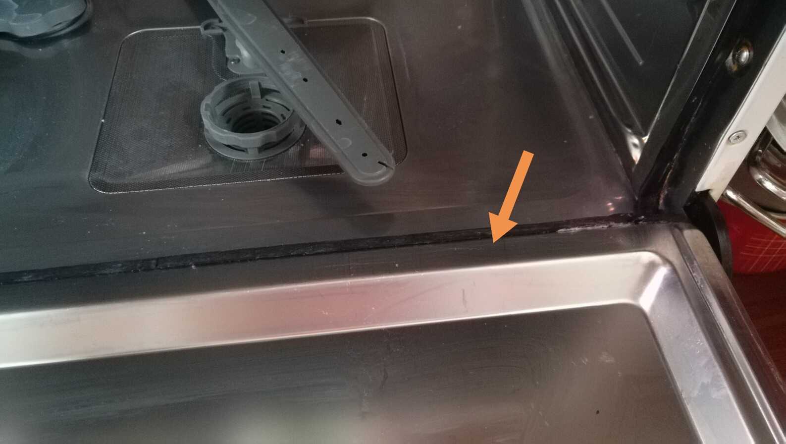 Уплотнительная резинка для холодильника: как осуществить замену уплотнителя, и проверка качества установки, перевеска двери, правила ухода