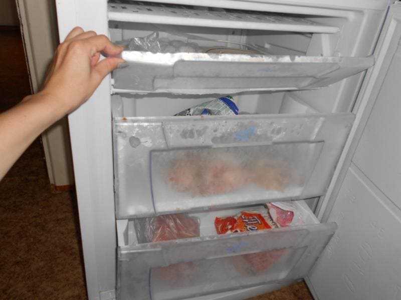 Компрессор в морозилке горячий но не работает. что делать, если гудит холодильник