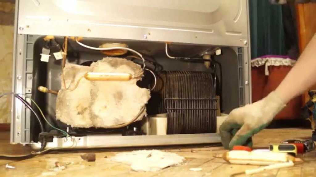 Основные причины почему холодильник трещит или щелкает во время работы
