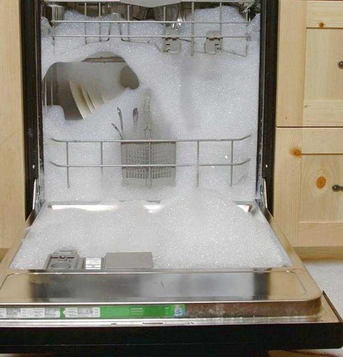 Почему остается пена в посудомоечной машине Причины сбоя: неправильная установка, передозировка порошка, засор фильтра Устранение проблемы