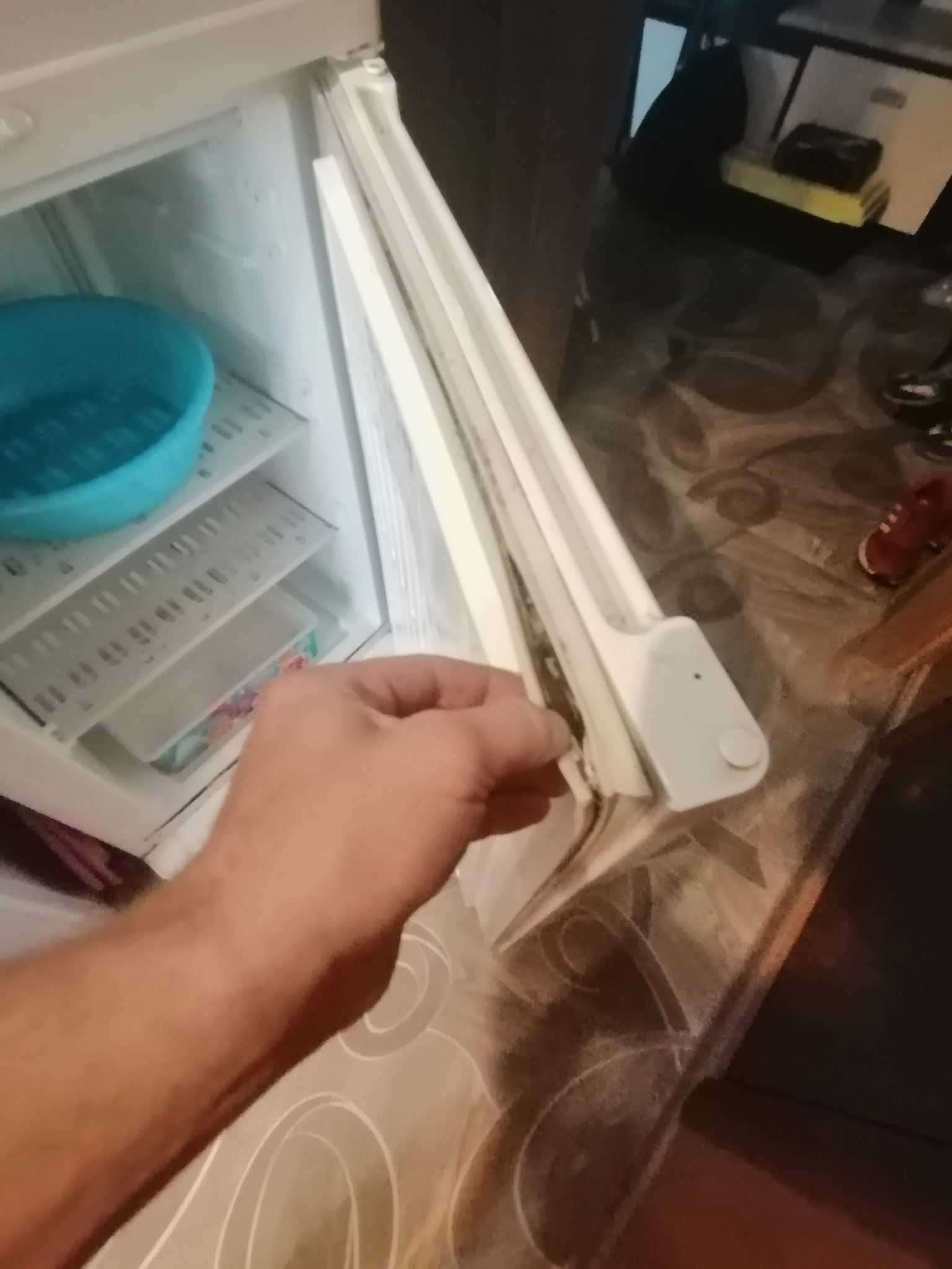 Почему дверь холодильника не закрывается и как это можно исправить