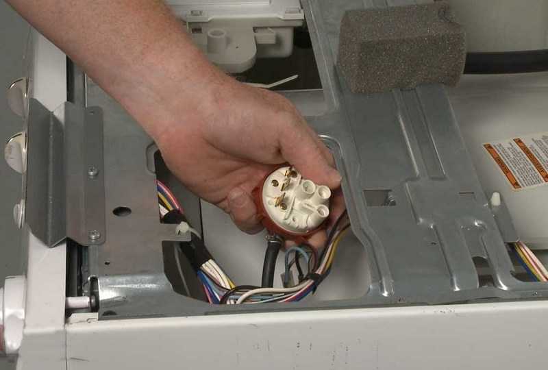 Течет посудомоечная машина: снизу из-под дверцы, electrolux, bosch, причины, при полоскании