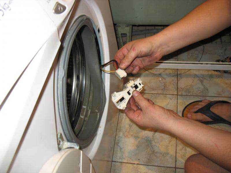 Не открывается дверь в стиральной машине после стирки: что делать