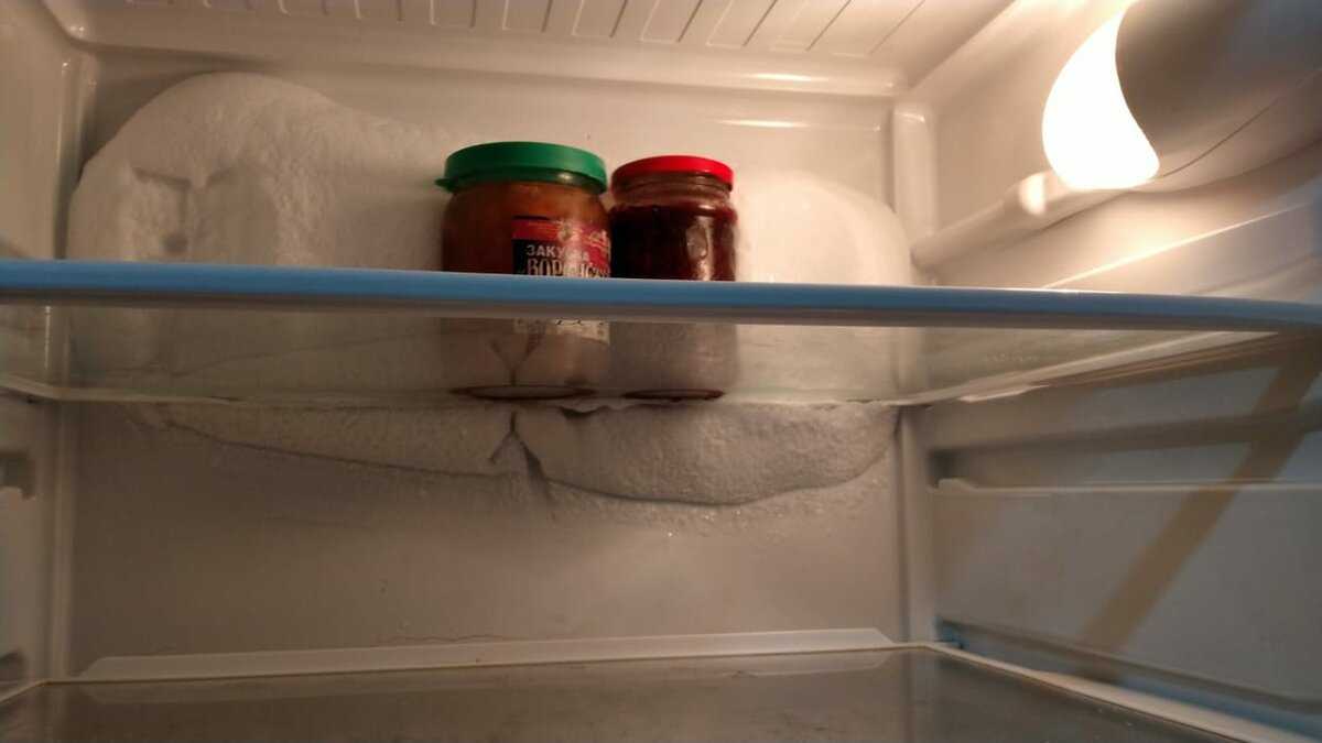 Намерзает лед на стенке холодильника