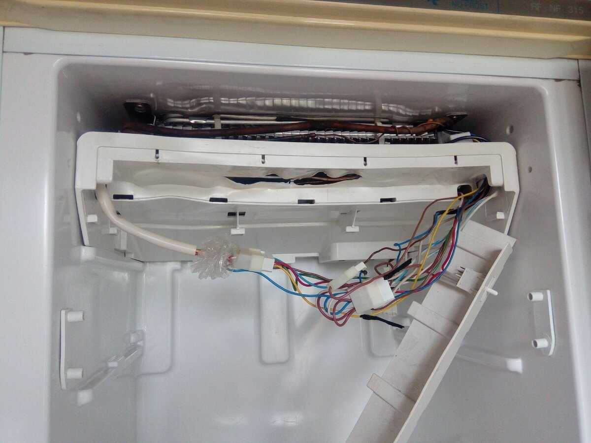 Почему трещит холодильник при работе: что делать когда щелкает сзади во время работы, ноу фрост не морозит, новый не включается, громко при включении, не запускается компрессор индезит, хотпоинт аристон