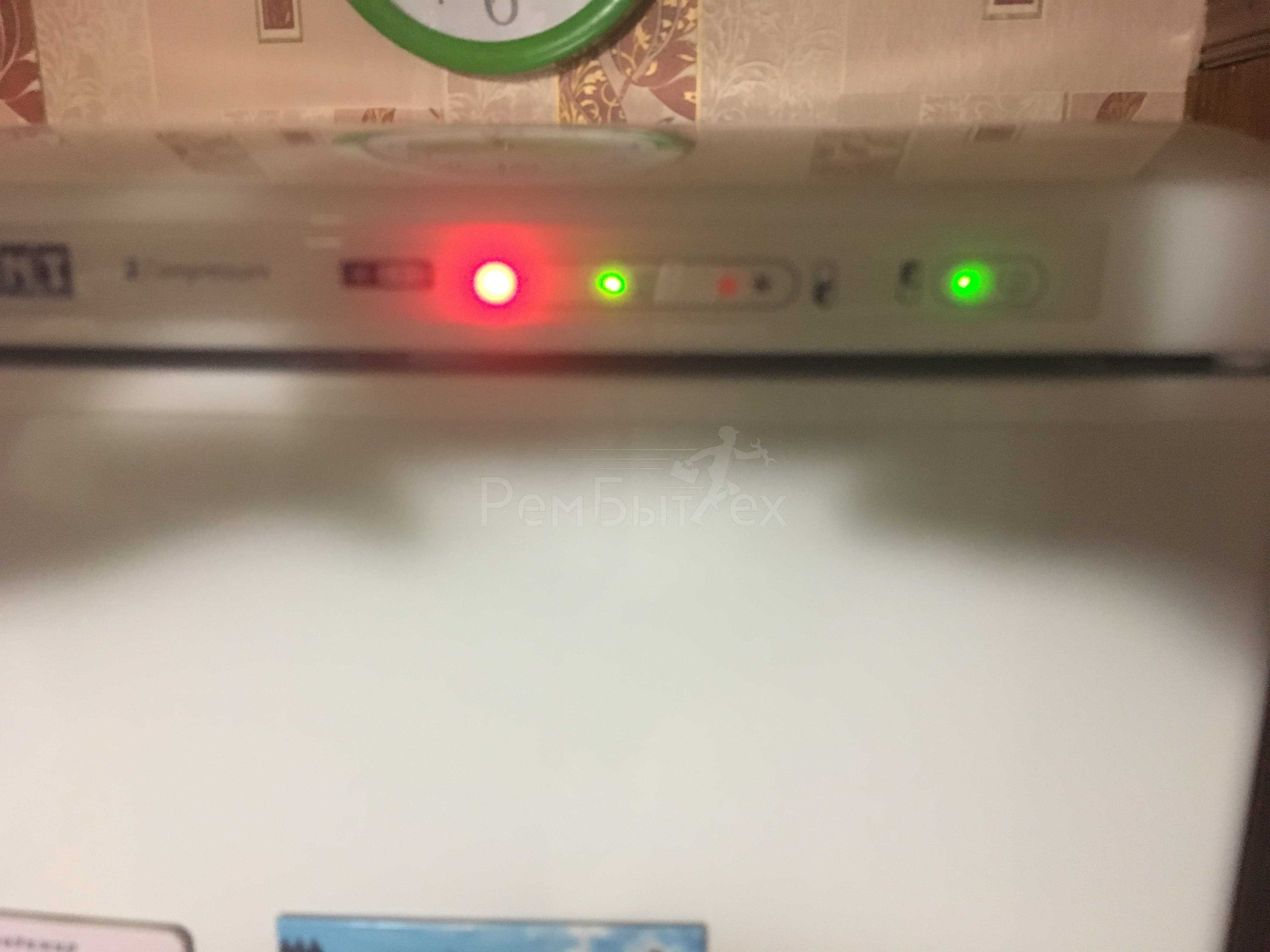Холодильник атлант загорелась красная лампочка внимание что это такое