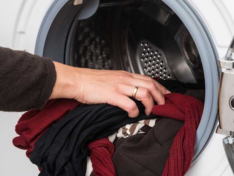 Кожаная куртка: можно ли стирать в стиральной машине и вручную, как смягчить после стирки