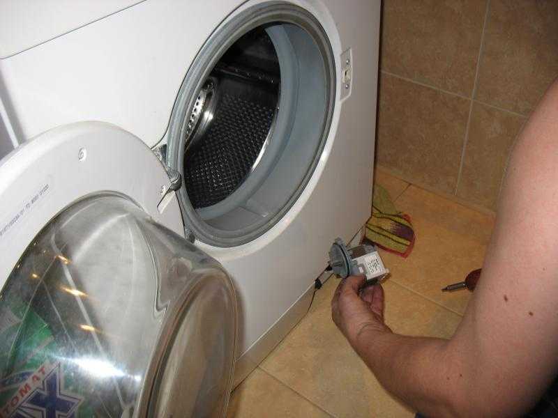 Причины зависания стиральной машины во время стирки и пути решения