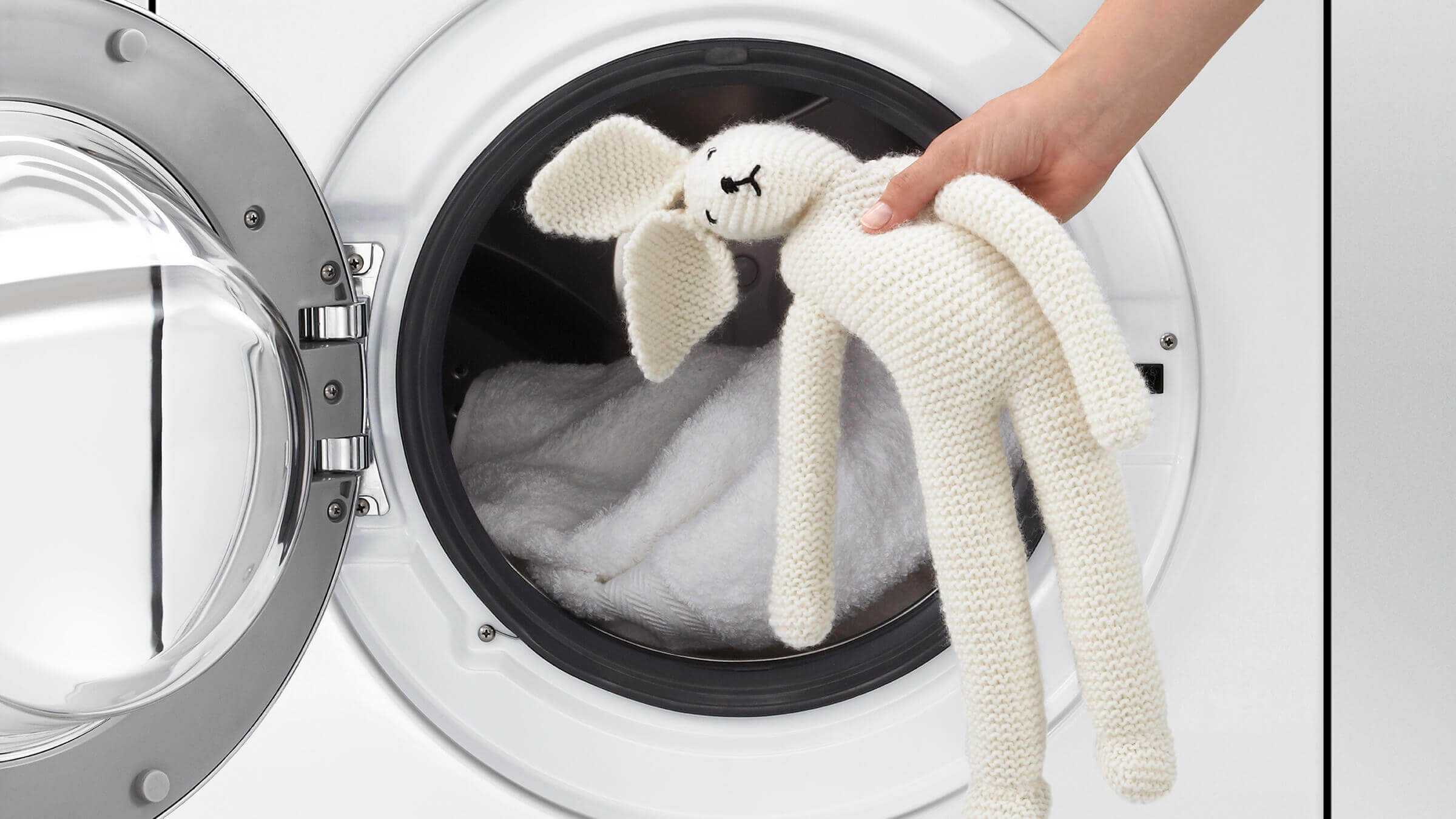 Как постирать тапки: можно ли в стиральной машине-автомат, как почистить домашнюю обувь руками, как сушить, чем отбеливать?