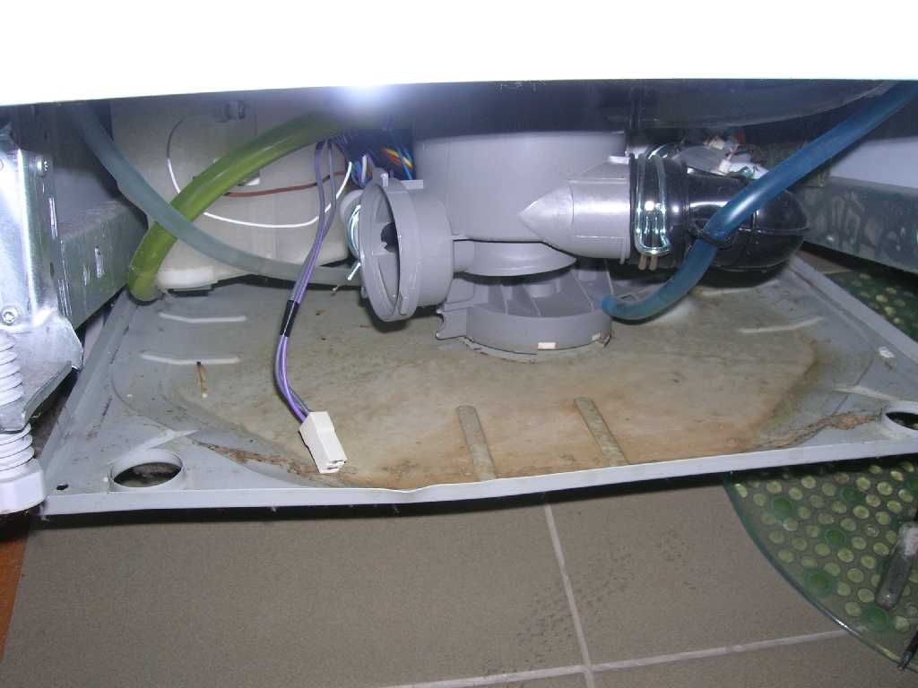 Посудомоечная машина bosch не сливает воду и стоит вода в посудомойке. не заканчивается цикл горит 1 минута.