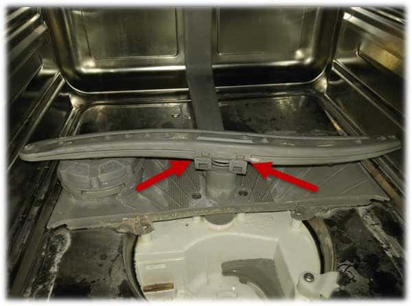 Что делать если течет посудомоечная машина снизу из-под двери