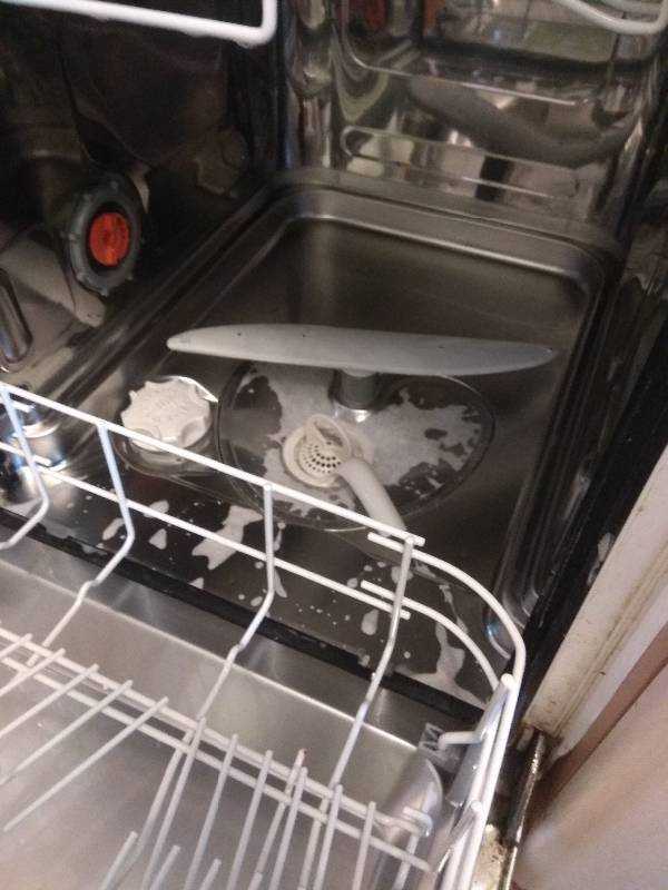 Посудомоечная машина течет из-под дверцы: устранение неполадок