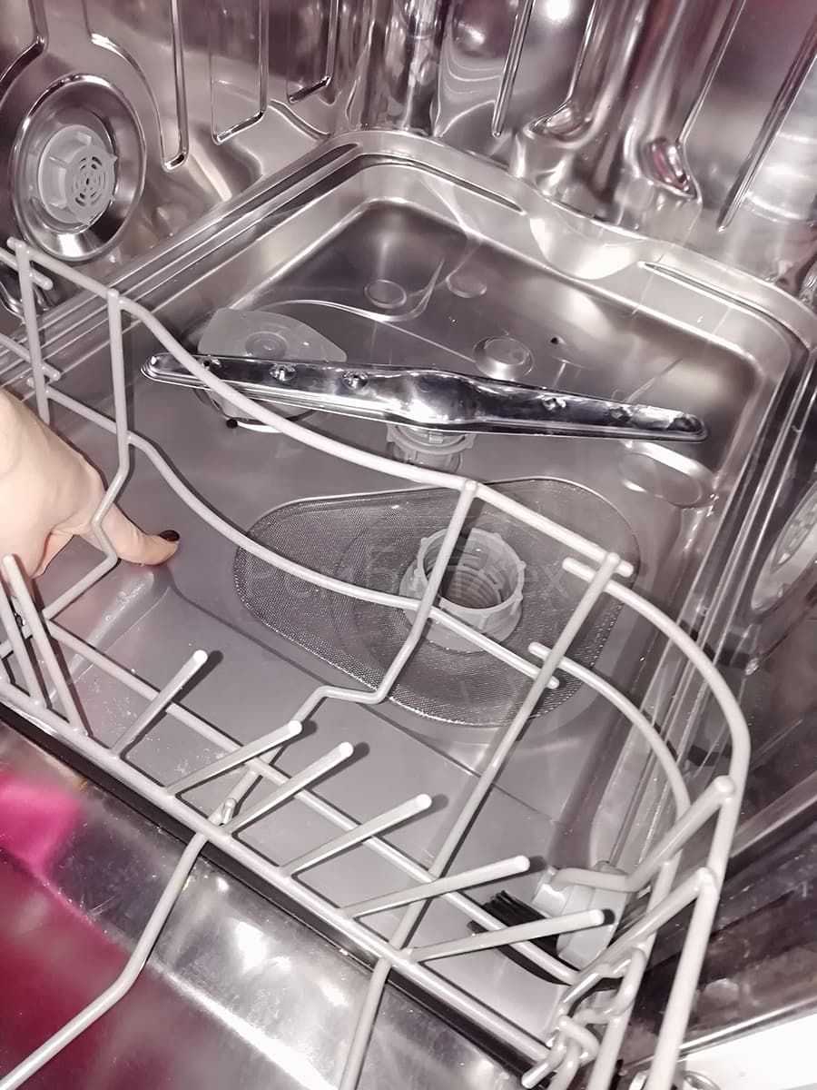 Почему в посудомоечной машине остается вода: причины, что делать