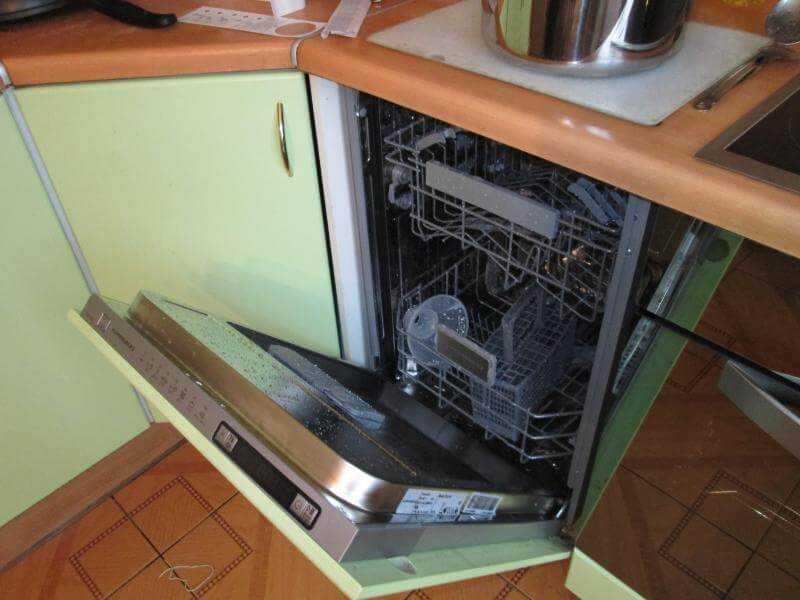 Не включается посудомоечная машина: посудомойка набирает воду, но не запускается