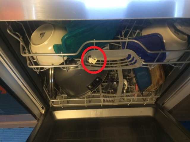 Почему течет посудомоечная машина: причины протечек