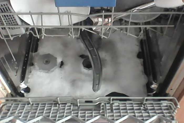 Если в посудомойке много пены, то ее можно убрать несколькими способами Причина может быть в неправильном использовании или внутренней поломке
