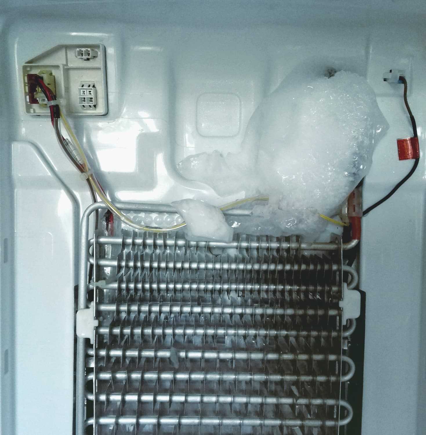 Что делать, если скапливается конденсат на стенках холодильника Самсунг, Атлант и пр Причины появления конденсата на задней стенке