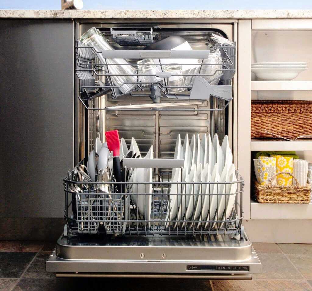 Сколько воды расходует посудомоечная машина за одну мойку: тратится ли ресурсов больше, если мыть руками, что говорят в отзывах о расходе потребители