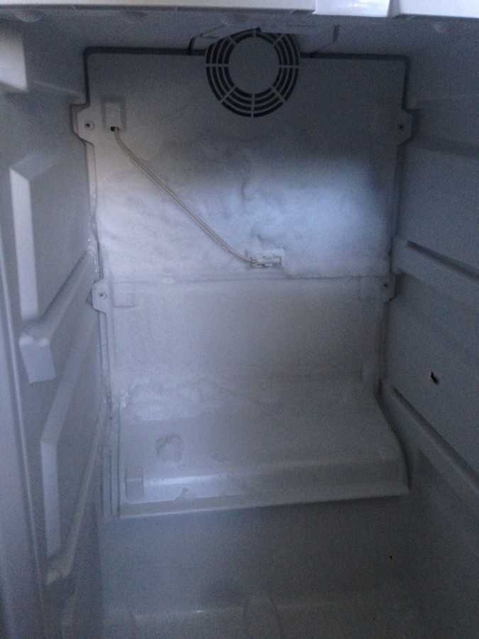 Почему холодильник горячий снаружи?