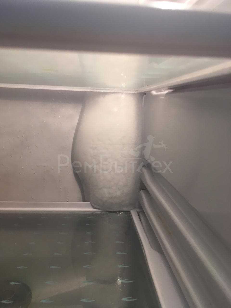 Лёд на задней стенке холодильника